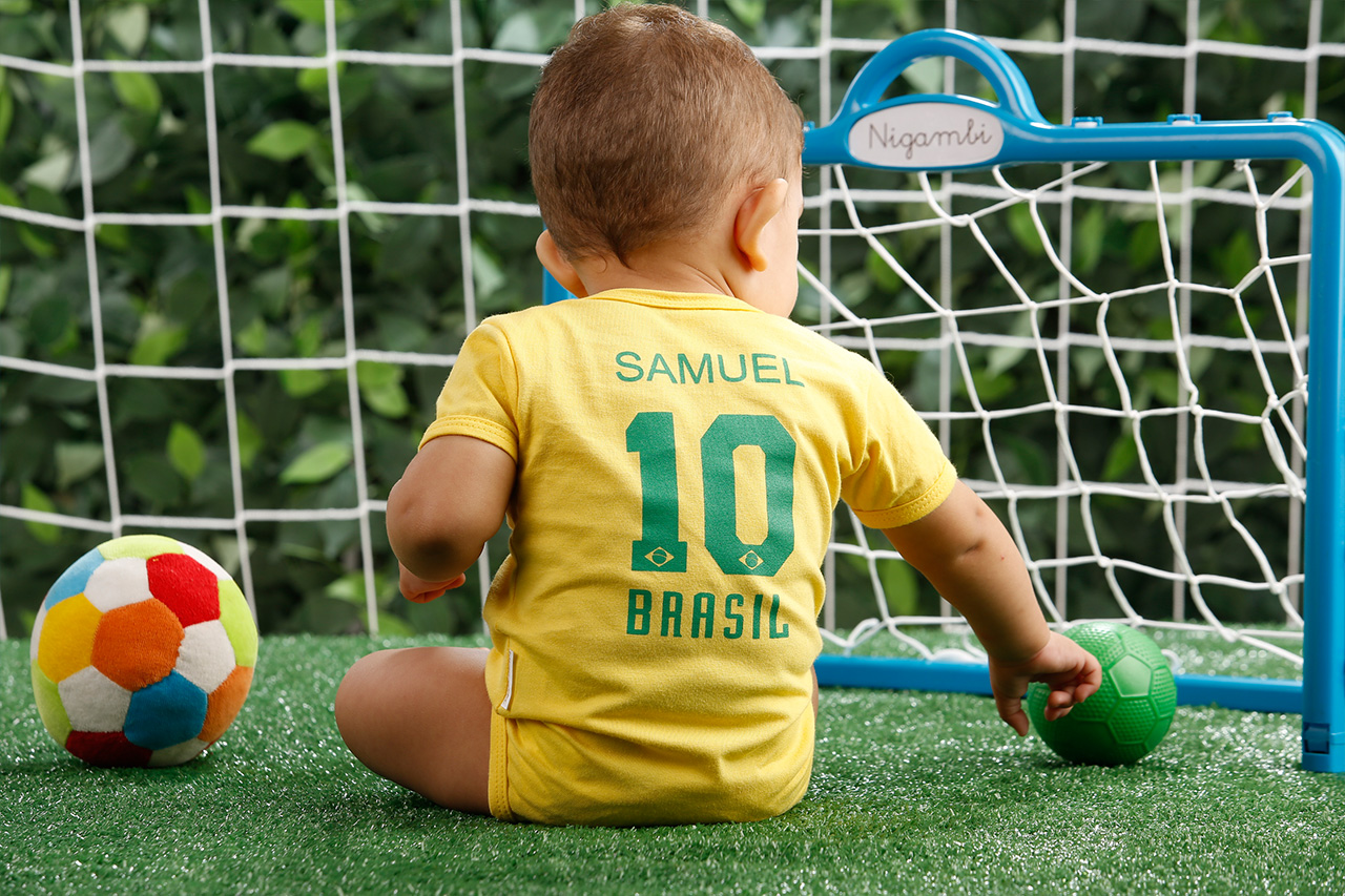 Entenda como as brincadeiras com bola podem estimular o bebê